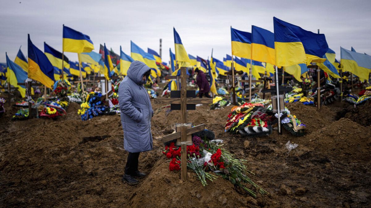 Eine Ehefrau am Grab eines ukrainischen Soldaten, der an der Front durch russischen Beschuss getötet wurde
