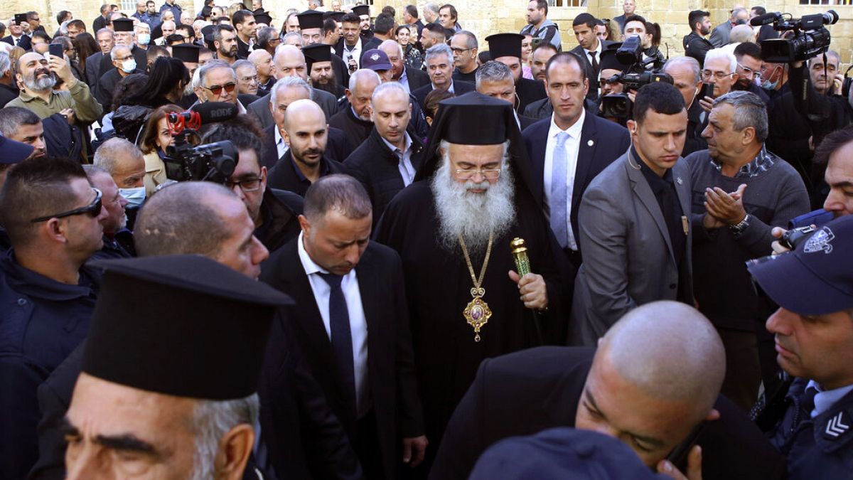 Ο νέος Αρχιεπίσκοπος Κύπρου συνοδεία πιστών μετά την εκλογή του