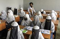 Afganistan'daki Taliban yönetimi kadınları eğitim ve çalışma hakkını kısıtlamaya devam ediyor