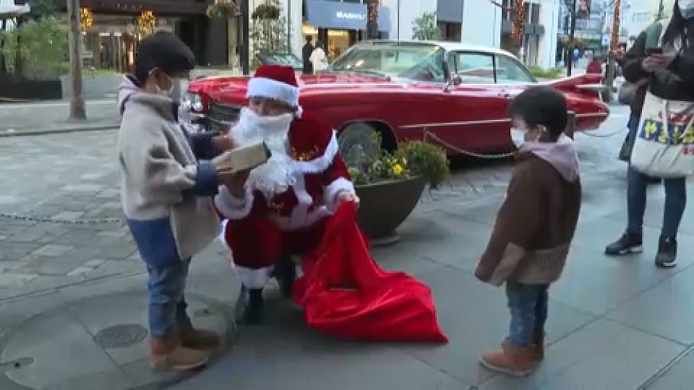 ビデオ: そりの代わりにクラシックカー – サンタクロースとしての日本の自動車販売店