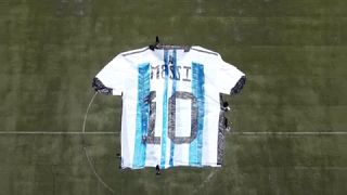 A felfújható Messi-mez a copacabanai futballpályán
