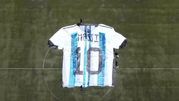 A felfújható Messi-mez a copacabanai futballpályán
