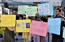 Manifestações pelo direito das mulheres afegãs à educação chegam ao Paquistão