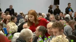 A poznani ételosztásnál önkénteskedő fiatal lány