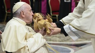 El papa besa una figura del niño Jesús durante la Misa del Gallo este sábado.