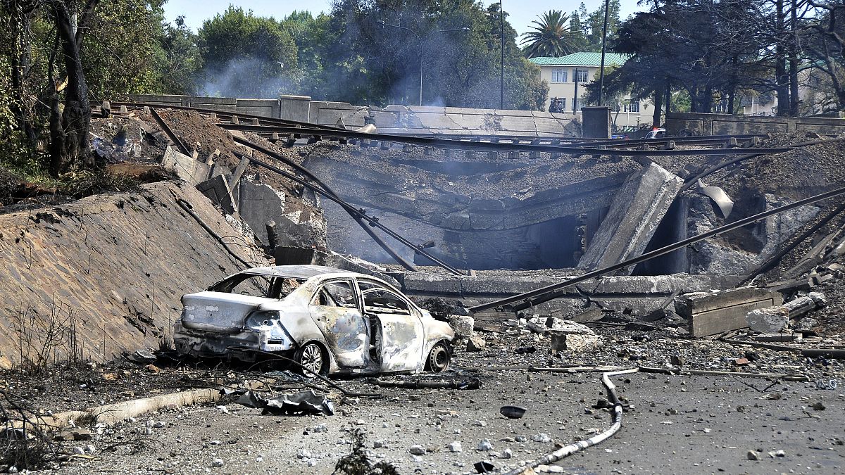 Imagen del puente tras la explosión del camión.