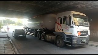  ناقلة غاز تحت جسر في بوكسبورغ - جنوب إفريقيا. 2022/12/24