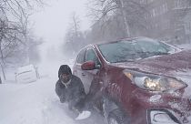 Οδηγός έξω από το αυτοκίνητό του μέσα στη χιονοθύελλα στις ΗΠΑ