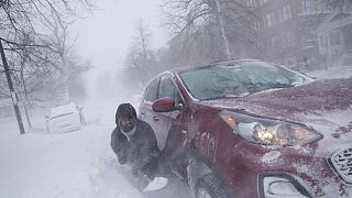 Οδηγός έξω από το αυτοκίνητό του μέσα στη χιονοθύελλα στις ΗΠΑ