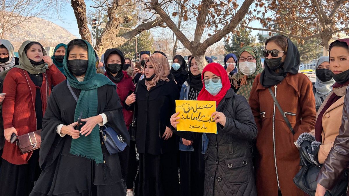 تجمع اعتراضی دختران دانشجو در اعتراض به تصمیم طالبان