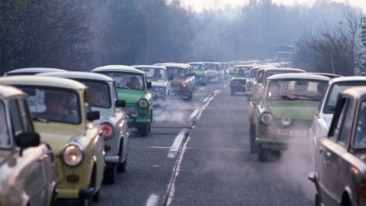 1989: Nyugat-Berlinbe tartó NDK-s kocsik a Drezda-Berlin autópályán