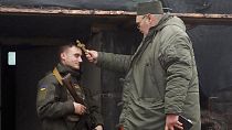 Ukrayna'nın doğudaki kenti Harkiv yakınlarında Noel günü sebebiyle bir askeri kutsayan din adamı