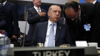 الرئيس التركي رجب طيب أردوغان يستمع إلى مستشاره الخاص إبراهيم كالين قبل جلسة عمل لقمة رؤساء دول وحكومات الناتو في بروكسل. 20218/07/12