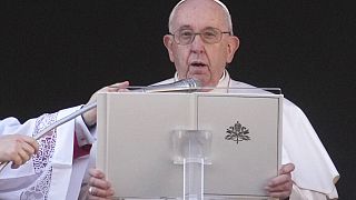 Ο Πάπας Φραγκίσκος εκφωνεί το χριστουγεννιάτικο μήνυμά του στην πλατεία του Αγία Πέτρου στο Βατικανό