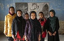 Afghanische Schulmädchen posieren für ein Foto in einem Klassenzimmer in Kabul, Afghanistan