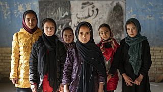 Afghanische Schulmädchen posieren für ein Foto in einem Klassenzimmer in Kabul, Afghanistan