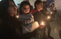 Personas en el albergue para migrantes Buen Samaritano participan en una ceremonia de encendido de velas de la Navidad en Ciudad Juárez, México, el 22 de diciembre.