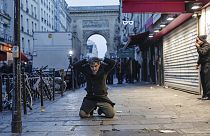 Ein Kurde kniet auf dem Boden, als er bei Zusammenstößen mit Polizeibeamten in der Nähe des Tatorts einer Schießerei in Paris festgenommen wird