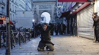 Un membre de la communauté kurde à genou, les mains derrière la tête à Paris, le 23 décembre 2022
