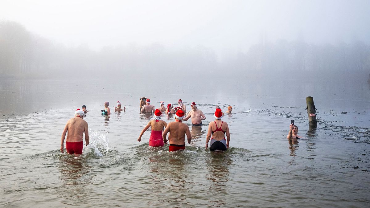 ألمان يسبحون في مياه بحيرة أورانكيسي التي يطفو عليها الجليد خلال عيد الميلاد في برلين. 2022/12/25