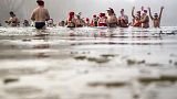 Berlin'de bir yüzme kulübünün üyeleri her yıl geleneksel olarak düzenlenen etkinlik kapsamında Noel Baba kotsümleri giyerek Orankesee Gölü'ne daldı