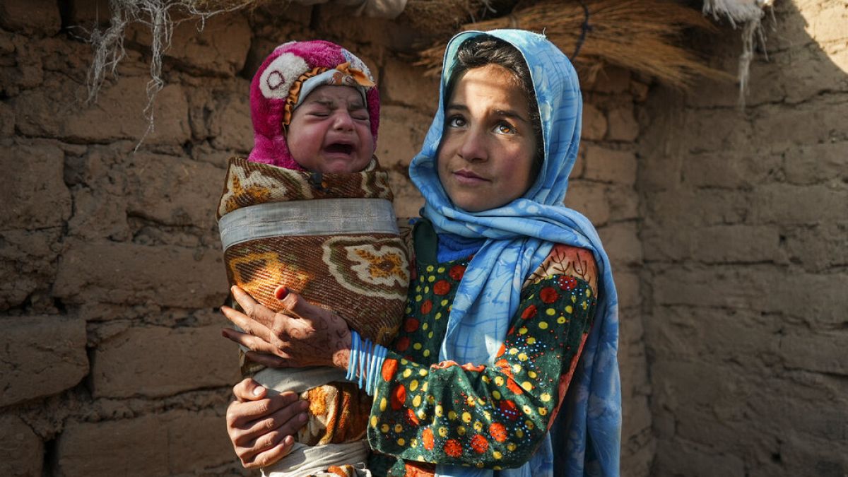 Taliban'ın kadınlara getirdiği çalışma yasağı üzerine 3 insani yardım derneği Afganistan'daki faaliyetlerini durdurdu