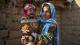 Taliban'ın kadınlara getirdiği çalışma yasağı üzerine 3 insani yardım derneği Afganistan'daki faaliyetlerini durdurdu