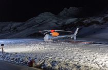 Спасательная операция на горнолыжном курорте Лех-Цюрс продолжится в ночное время.