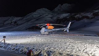 Спасательная операция на горнолыжном курорте Лех-Цюрс продолжится в ночное время.