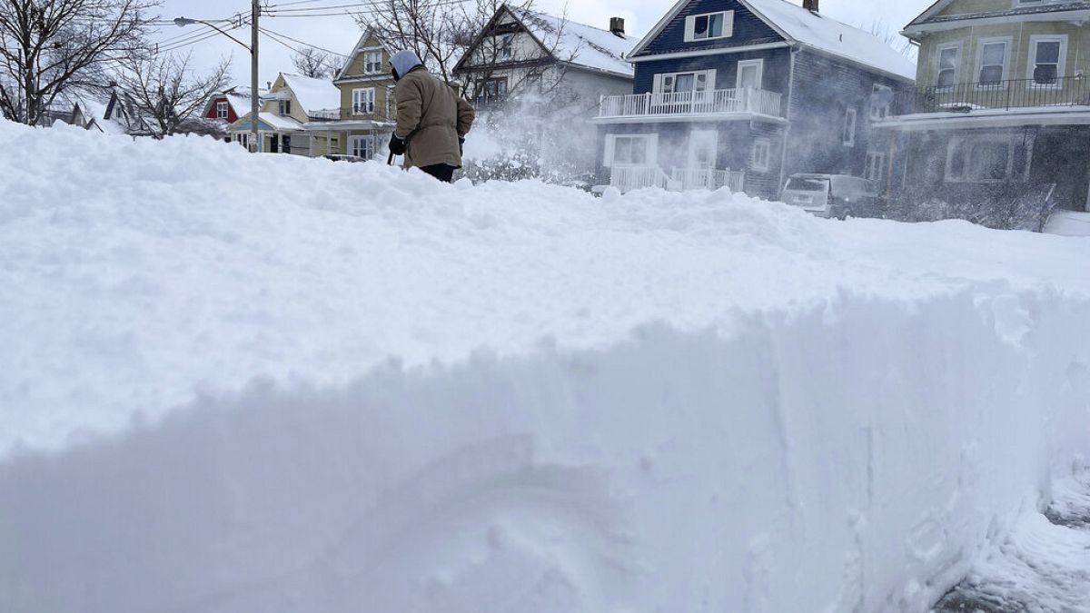 Egy férfi otthona előtt lapátolja a havat a New York állambeli Buffalóban