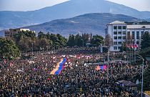 Arménios protestam contra corte de estrada de ligação ao enclave de Nagorno-Karabach