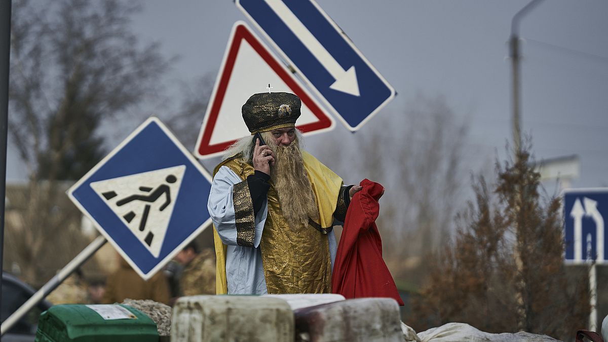 Волонтер, одетый в Святого Николая, готовится раздавать подарки военным в Константиновке, Донецкая область