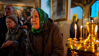 Idős ukrán hölgy az ortodox karácsonyi misén