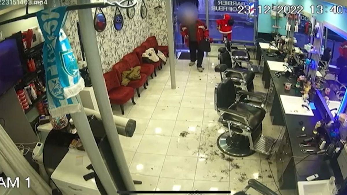 Le tireur a été désarmé par des clients dans le salon de coiffure