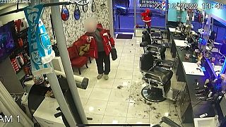 Fotograma del video del asesino entrando en la peluquería.