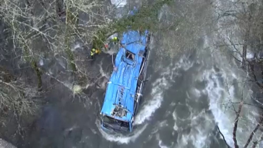 Tras una caída de 40 metros, 6 personas mueren en un accidente de autobús en Galicia, en el norte de España