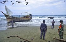 57 refugiados rohinyá desembarcaron el domingo en la costa occidental de Indonesia tras un mes en el mar