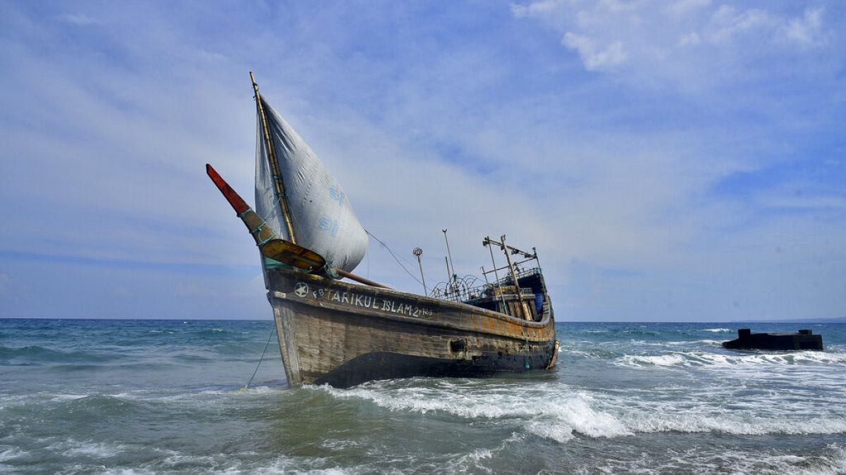 Bangladeş'ten kaçarak Endonezya'ya ulaşan bir grup Rohingya Müslüman'ın kullandığı ahşap tekne