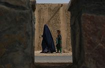 Une femme et sa fille dans les rues de Kandahar (Afghanistan), le 29 juillet 2022.