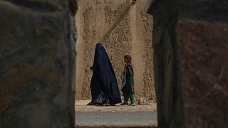 Une femme et sa fille dans les rues de Kandahar (Afghanistan), le 29 juillet 2022. 
