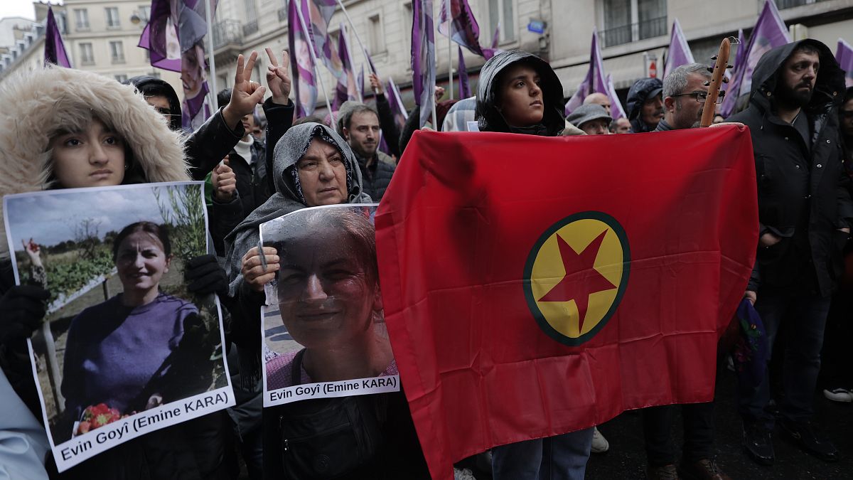 ناشطون أكراد خلال مسيرة أقيمت في باريس في 26 ديسمبر 2022 تكريماً لضحايا الهجوم 