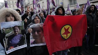 ناشطون أكراد خلال مسيرة أقيمت في باريس في 26 ديسمبر 2022 تكريماً لضحايا الهجوم 