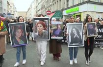حمل المشاركون في المسيرة صور نساء ثلاث قتلن في 2013 إضافة إلى صور الضحايا الذين سقطوا الأسبوع الفائت