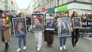 Békés demonstráció a rasszizmus ellen karácsony másnapján Párizsban