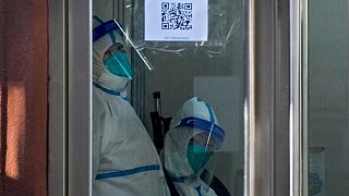 طاقم طبي في مستشفى بكين، الصين. 