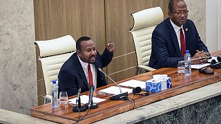 رئيس الوزراء الإثيوبي آبي أحمد ، إلى اليسار، برفقة رئيس مجلس النواب تاجيسي تشافو، إلى اليمين، يلقي كلمة أمام البرلمان في العاصمة أديس أبابا، إثيوبيا- 15 نوفمبر 2022