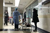 Çin'de Covid-19 vakaları artarken hastanelerde yatak sıkıntısı baş gösterdi