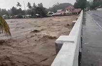 Eine Brücke auf der Insel Mindanao droht einzustürzen