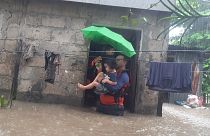 Спасатели проводят эвакуацию из затопленного района в городе Озамиз, провинция Западный Мисамис, 25 декабря 2022 года.