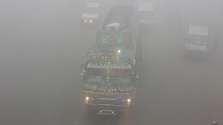 تزداد حدة وسماكة الضباب الدخاني الناتج عن التلوث في لاهور أيام البرد